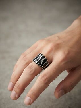 NWOT Wavy Black and Silver Statement Ring